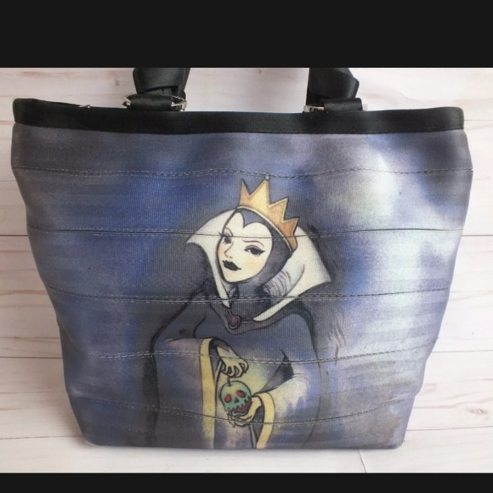 Harveys Disney‎ Couture Snow White Evil Queen Good Vs Evil Carriage Tote